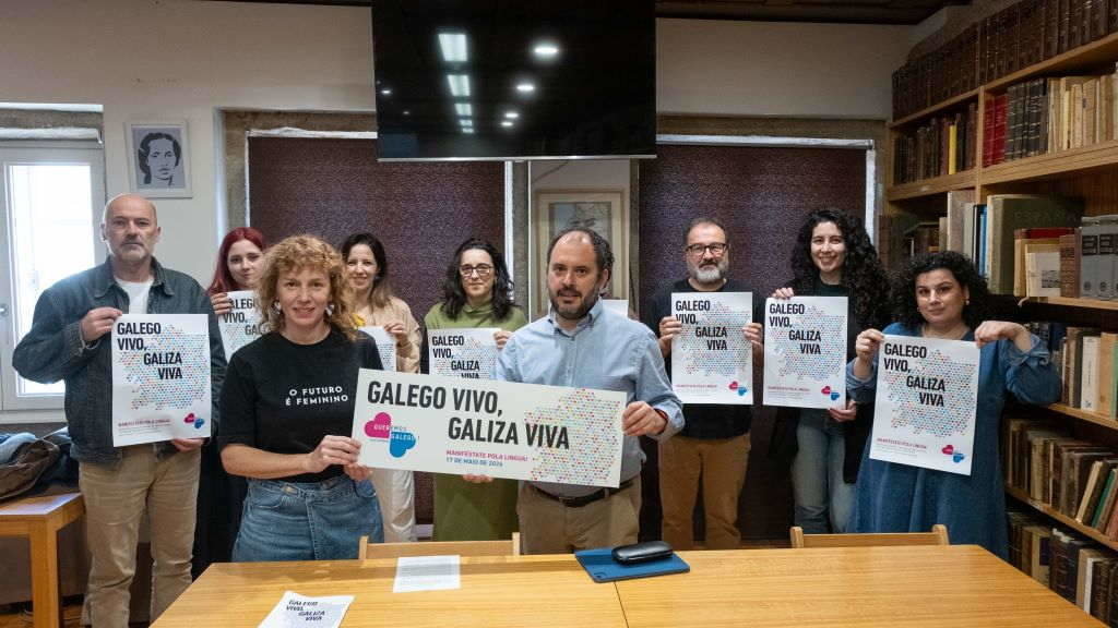 María Vázquez e Marcos Maceira xunto a outros representantes da plataforma Queremos Galego. (Foto: Arxina).